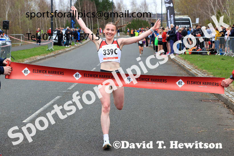 Senior Womens relay, 2026 Elswick Harriers Good Friday Road Relays and Young Athletes, Newburn,  Newcastle upon Tyne. Photo: David T. Hewitson/Sports for All Pics